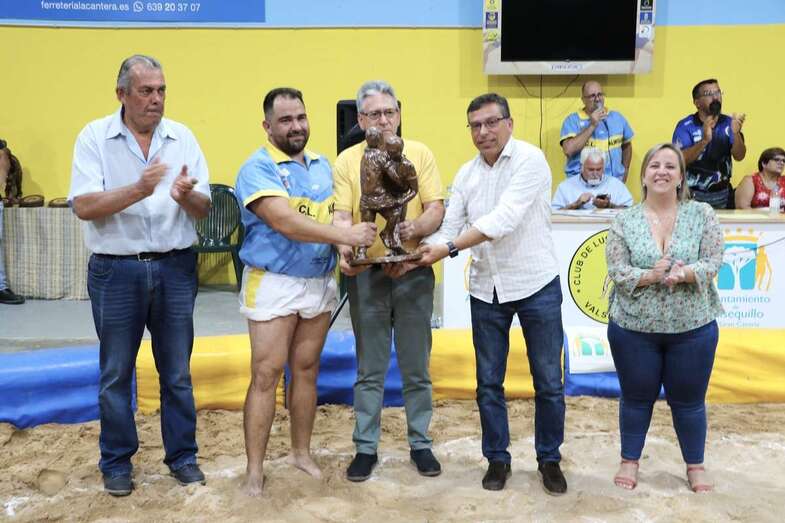 El alcalde y concejales de Valsequillo junto al capitán del CL Almogarén / TA
